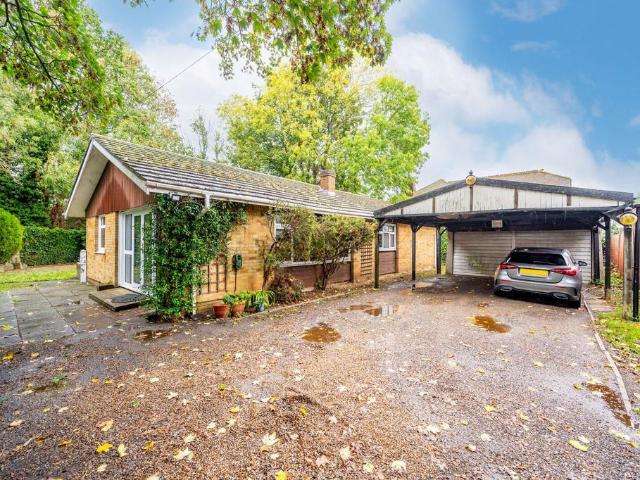 Bungalow for sale in Lampton, Greater London
