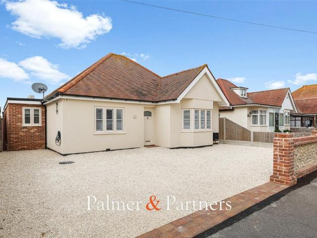 Bungalow for sale in Holland-on-Sea, Dale Hill