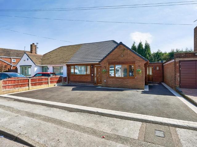 Bungalow for sale in Brownhills, West Midlands