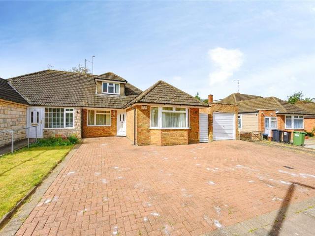 Bungalow for sale in Dunstable, Bedfordshire