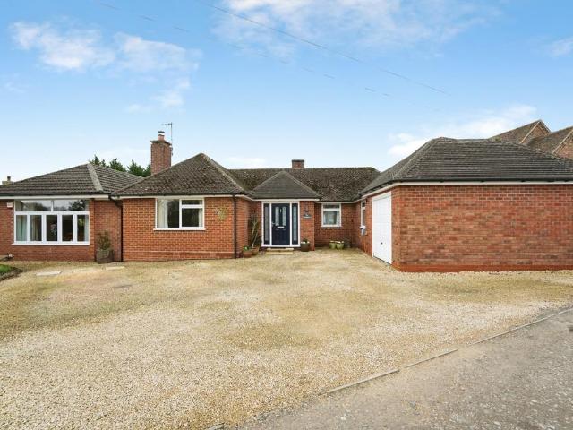 Bungalow for sale in Crookhill, Worcestershire