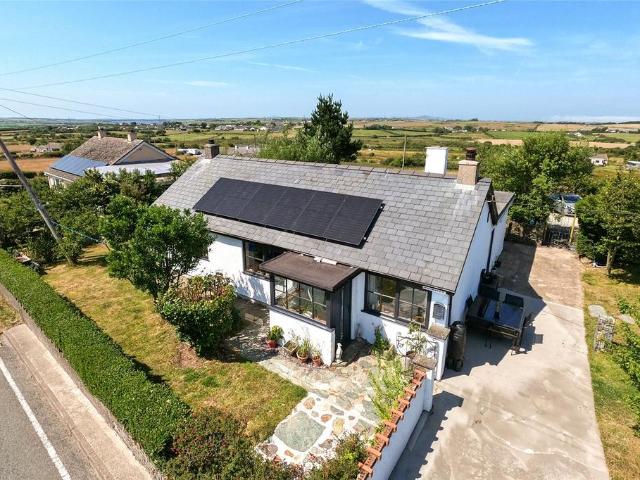 Bungalow for sale in Porth Amlwch, Wales