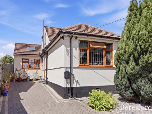Bungalow for sale in Cranham, Greater London
