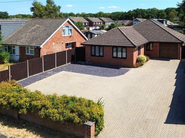Bungalow for sale in Heol-las, Surrey