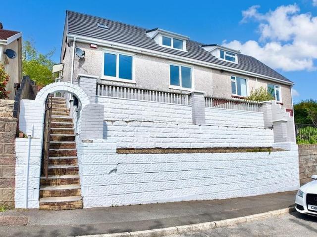 Bungalow for sale in Crumlin, Wales
