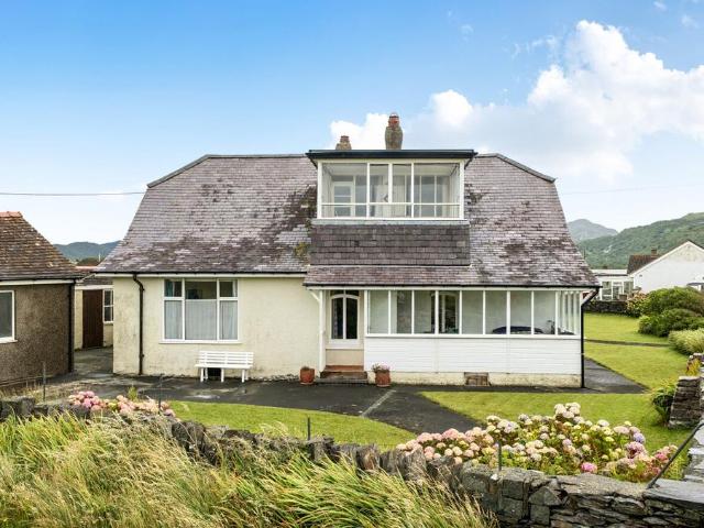 Bungalow for sale in Fairbourne, Wales