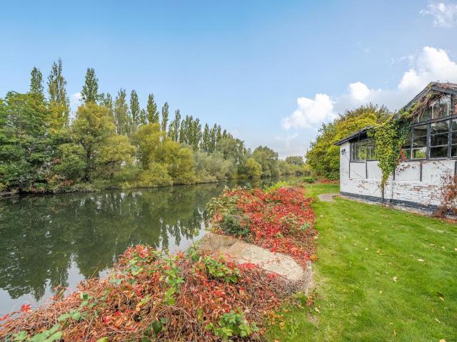 Bungalow for sale in Wraysbury