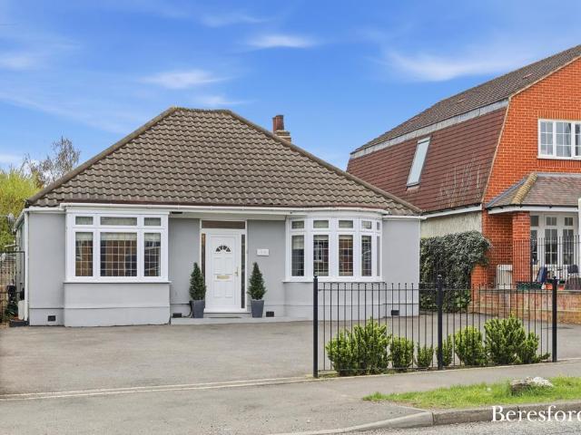 Bungalow for sale in Emerson Park, Greater London