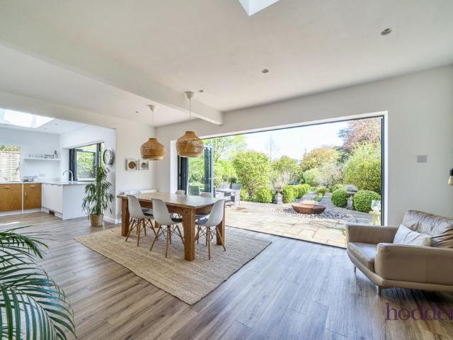 Bungalow for sale in Heol-las, Surrey