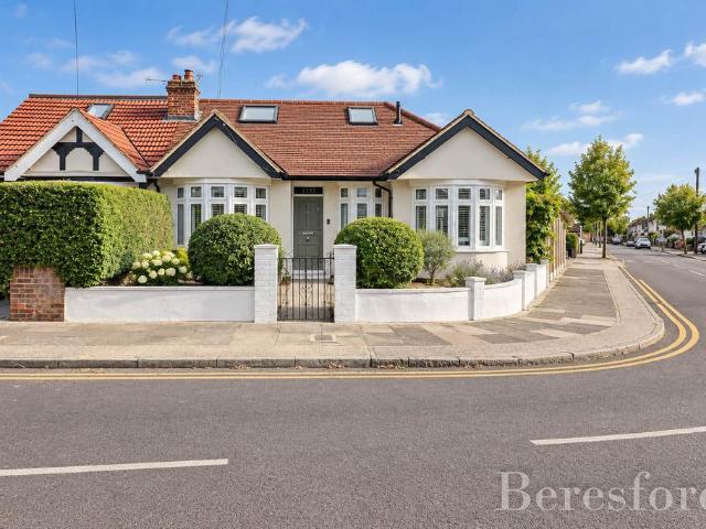 Bungalow for sale in Hornchurch, Greater London