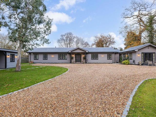 Bungalow for sale in Heol-las, Surrey