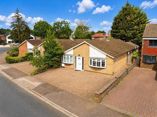 Bungalow for sale in How Wood, Five Acres