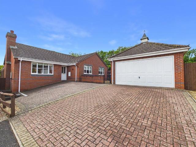 Bungalow for sale in Warndon, Worcestershire