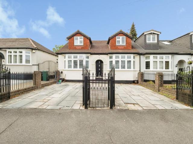 Bungalow for sale in Upminster, Greater London