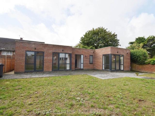Bungalow for rent in London Borough of Barnet, Greater London