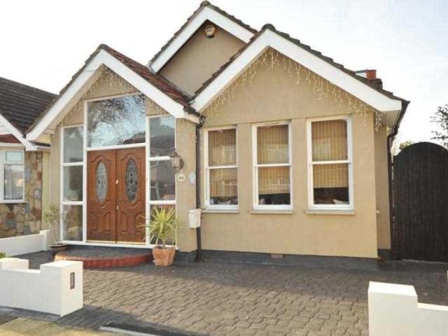 Bungalow for rent in Hornchurch, Greater London