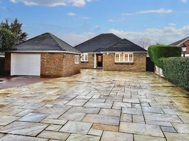 Bungalow for rent in Ickenham, Ickenham