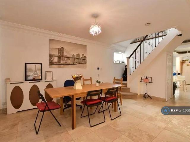 Bungalow for rent in Hornchurch, Greater London