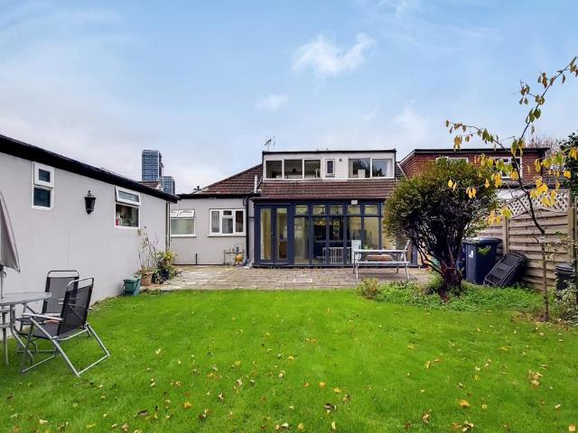 Bungalow for rent in London Borough of Ealing, Park Royal
