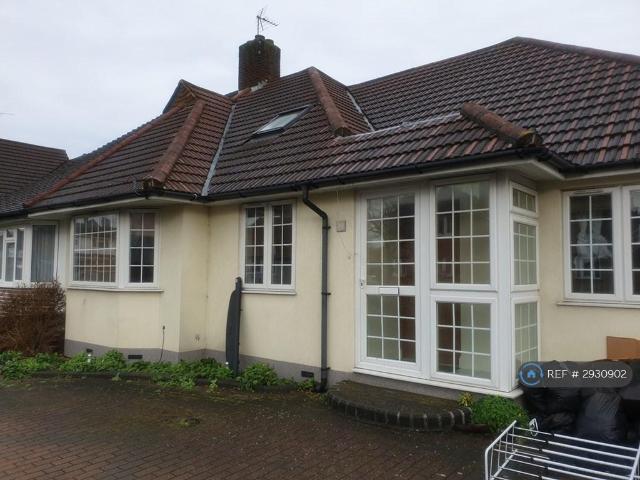Bungalow for rent in London Borough of Hounslow, Heston