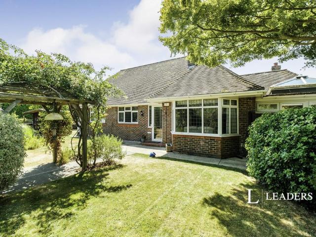 Bungalow for rent in Worthing, West Sussex