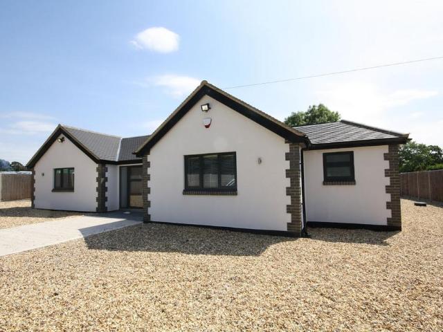 Bungalow for rent in Iver, Iver Heath