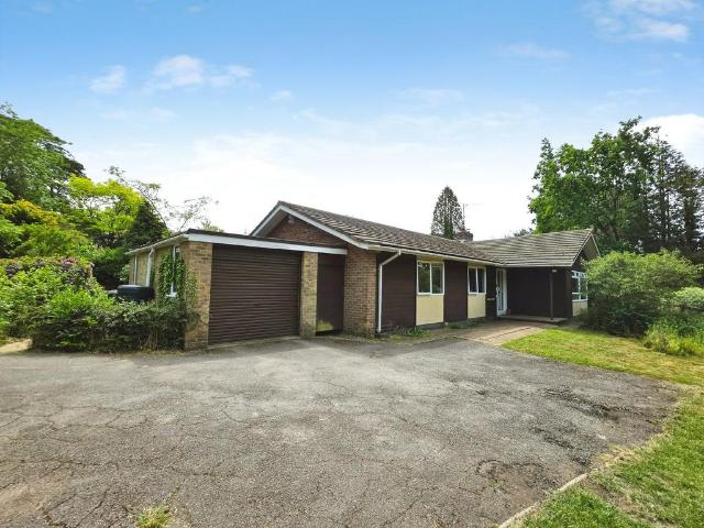 Bungalow for rent in Fole, Surrey