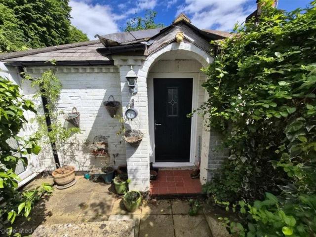Bungalow for rent in Holloway Hill, Fole