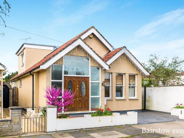 Bungalow for rent in Hornchurch, Greater London