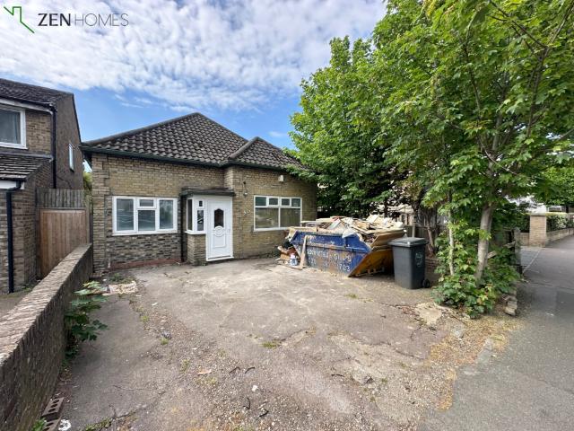 Bungalow for rent in Chingford Mount, Highams Park