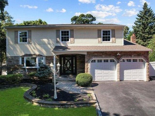 House for sale in Centereach