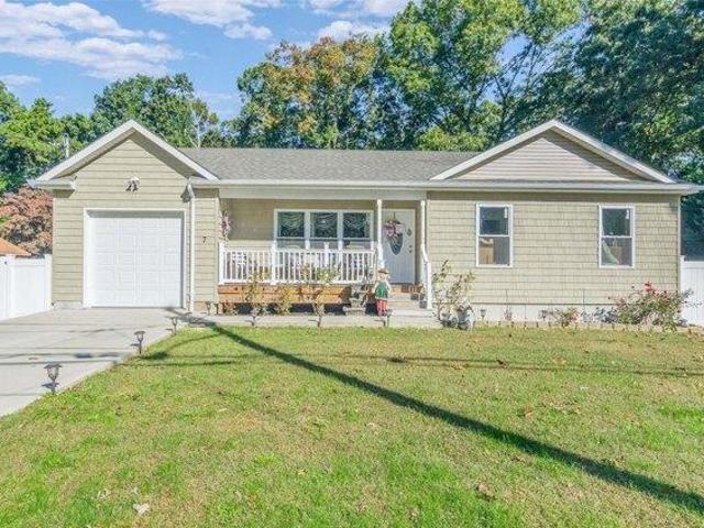 House for sale in Centereach