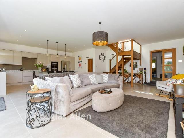 House for sale in Ivy Chimneys, Epping