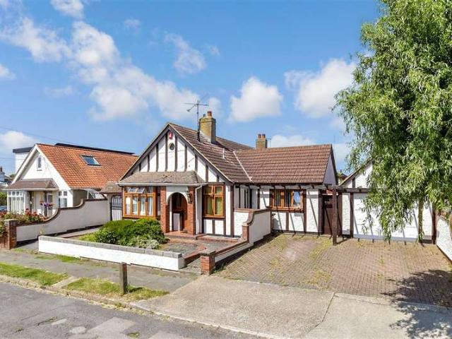 Maisonette for sale in Hampton, The Bridge