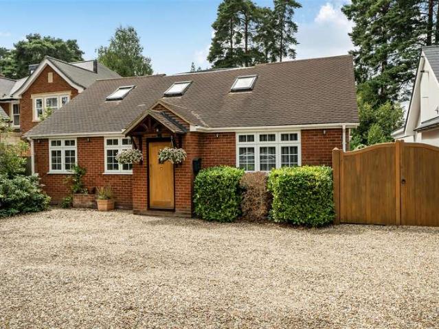 Cottage for sale in Crowthorne