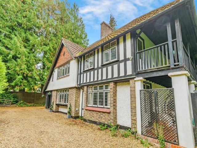 House for sale in Hillview, Surrey