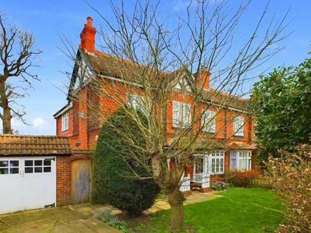 House for sale in Chertsey, Runnymede