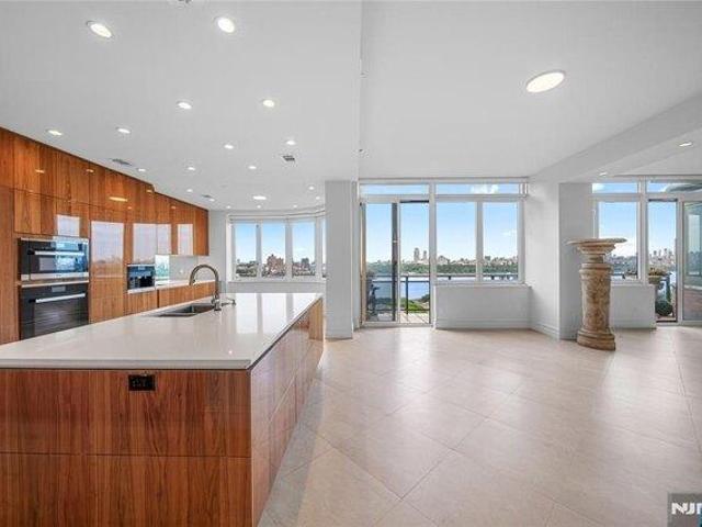 Condo for sale in Cliffside Park, New Jersey