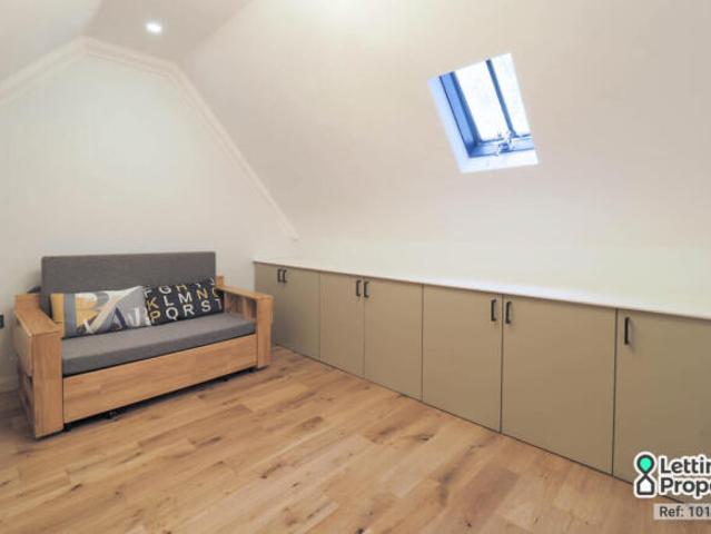 Cottage for rent in Lyons, Greater London