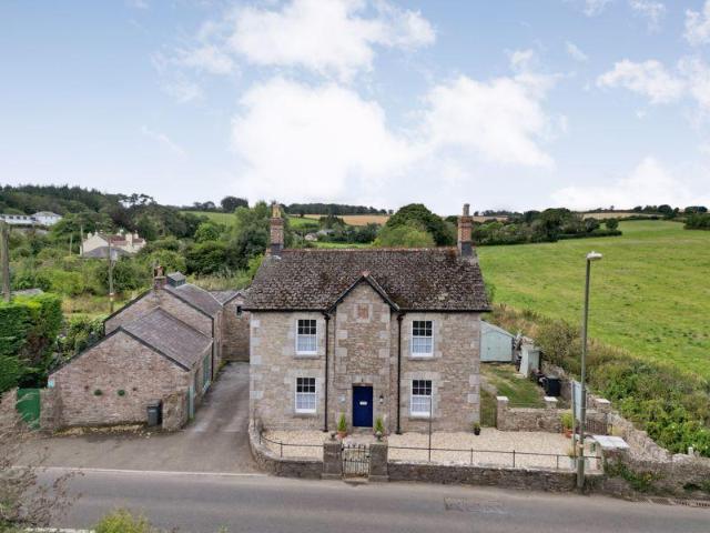 House for sale in Broadsands