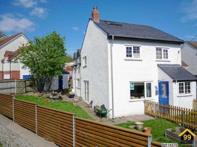 Cottage for sale in Kingswood