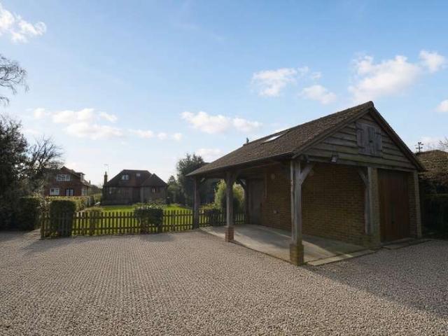 Bungalow for rent in Spelthorne, Surrey
