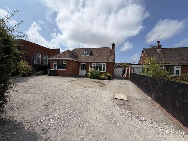 Bungalow for rent in Pensby, Wirral