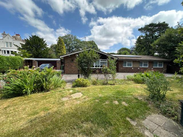 Bungalow for rent in Red Hill, Surrey