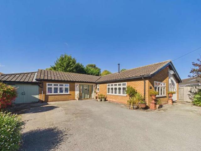 Bungalow for sale in Mumby, East Lindsey