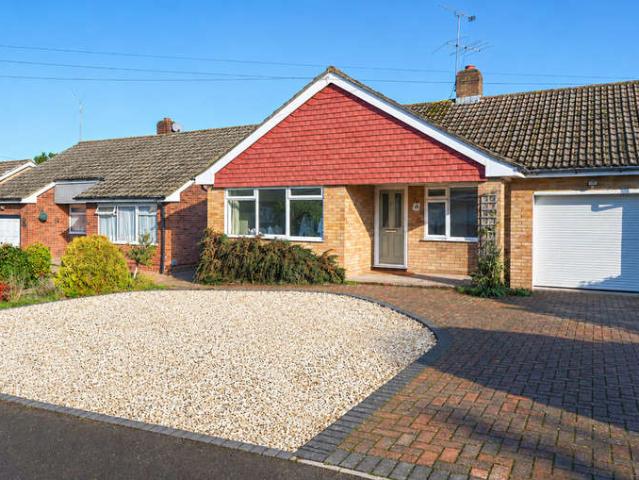Bungalow for sale in Frogmore, Hart