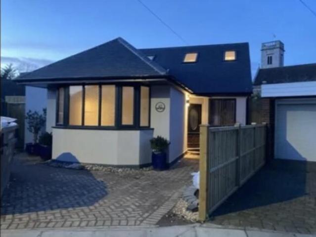 Bungalow for rent in Twickenham, Greater London
