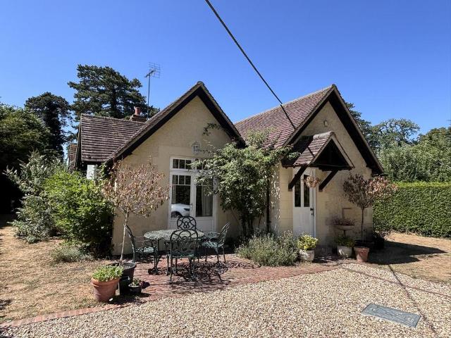 Bungalow for sale in Henley-on-Thames, Berrick Salome