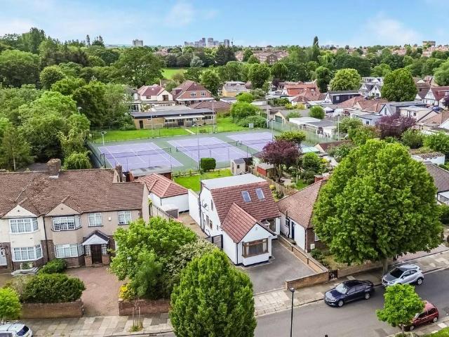 Bungalow for sale in London Borough of Ealing, Greenford
