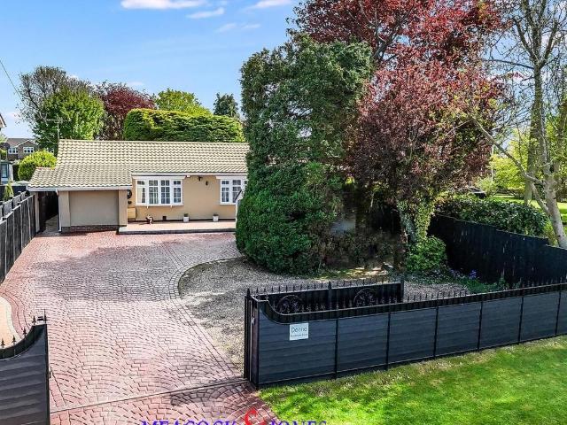 Bungalow for sale in Stondon Massey, Navestock Side